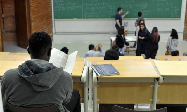 Estudantes podem suspender pagamento do Fies até o fim da pandemia