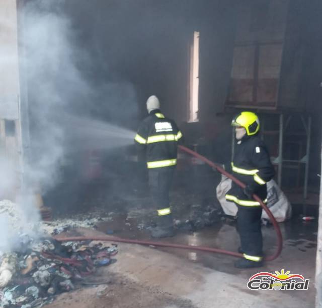 Bombeiros combatem incêndio na Área Industrial de Três de Maio