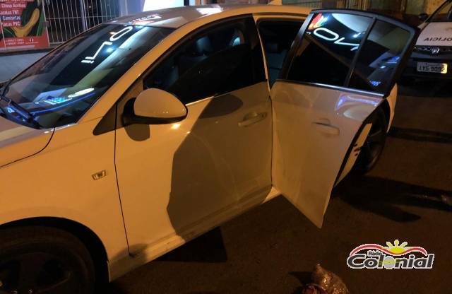 Veículo atinge carro estacionado, atropela motorista e condutor foge do local, em Três de Maio