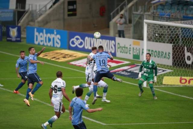 Com gols de Luiz Fernando e David Braz, Grêmio vence o Coritiba na Arena