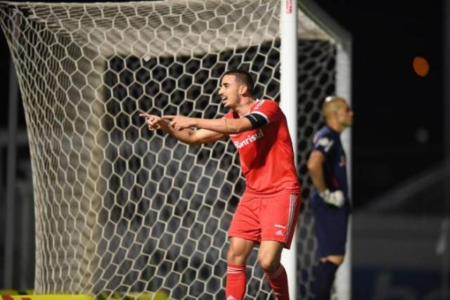 Thiago Galhardo decide de novo, Inter vence Bragantino e fica a dois pontos do líder