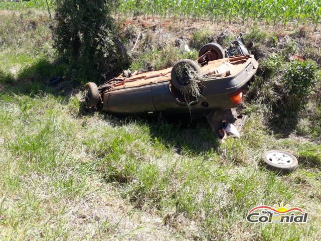 Veículo capota e homem fica ferido na BR 472 em Três de Maio