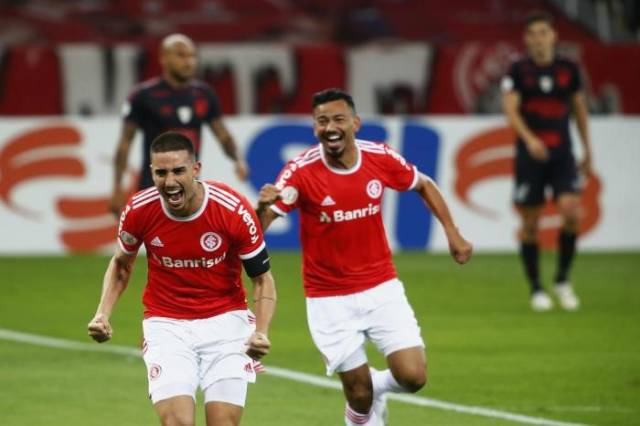 Com gols de Thiago Galhardo e Abel Hernández, Inter vence Athletico-PR no Beira-Rio