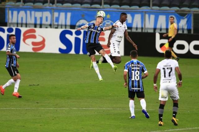 Com um jogador a menos, Pepê decide e Grêmio vence Botafogo na Arena