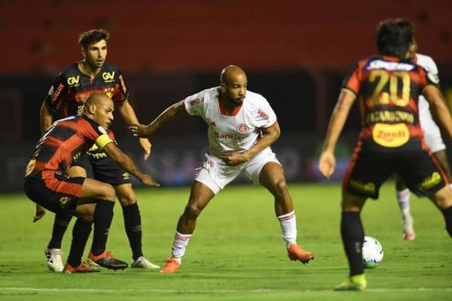 Com show de Patrick, Inter vence Sport e iguala pontuação do líder do Brasileirão