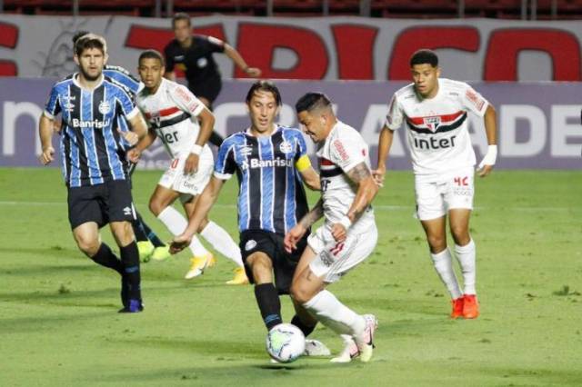 Com lances polêmicos, Grêmio empata com o São Paulo no Morumbi