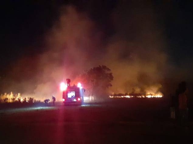 Bombeiros combatem incêndio em vegetação em Independência