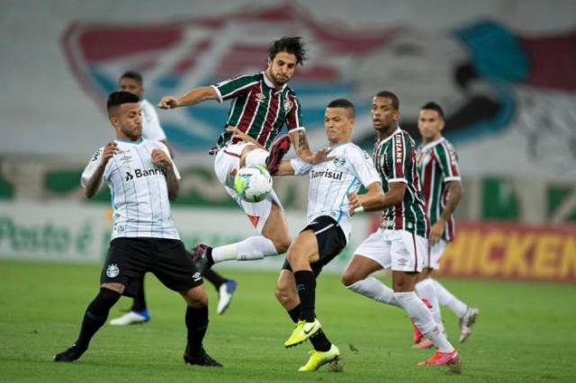 Grêmio vence o Fluminense e se aproxima dos líderes do Brasileirão