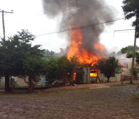 Casa fica completamente destruída por incêndio em Horizontina