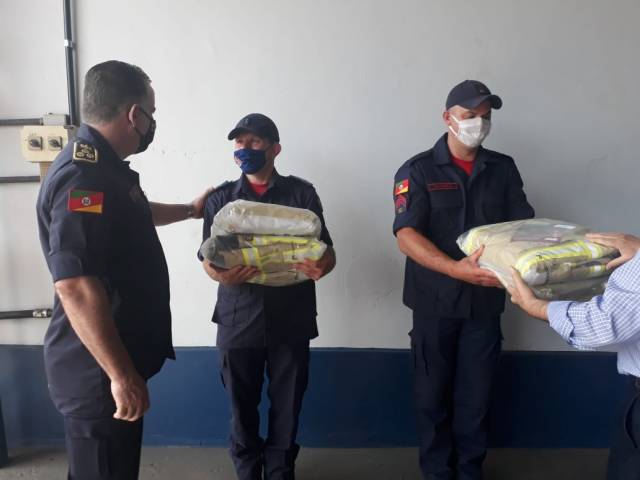 Comandante Geral do Corpo de Bombeiros entrega equipamentos para a corporação de Três de Maio