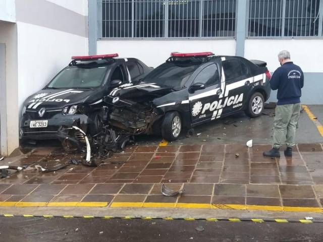 Motorista embriagado e sem CNH é preso após colidir contra duas viaturas da Polícia Civil em Carazinho
