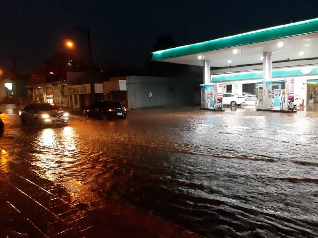 Chuva forte alaga rua e causa transtornos a condutores