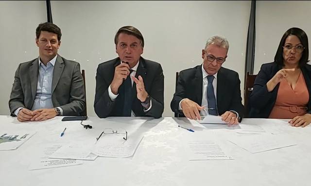 Em live, Bolsonaro pede que população economize energia elétrica