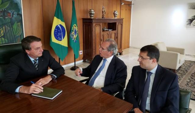 Bolsonaro anuncia que vacina será gratuita e não obrigatória