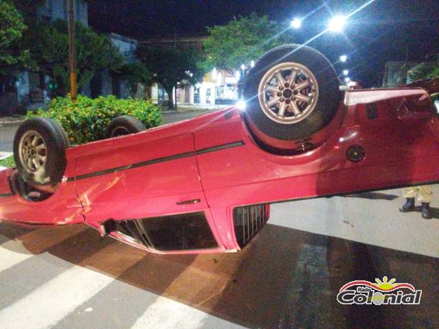 Veículo é abandonado após capotagem na Av. Uruguai em Três de Maio