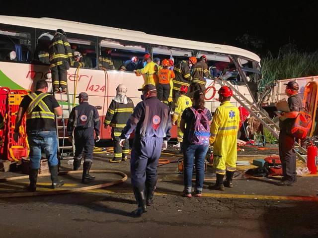 Colisão entre ônibus de Pelotas e caminhão deixa mortos e feridos no interior de SP