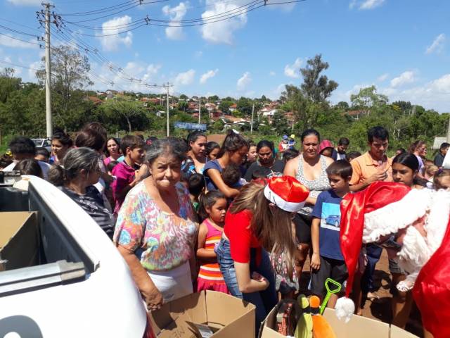 Rádio Colonial e Brigada Militar fazem a alegria das crianças com a distribuição de brinquedos