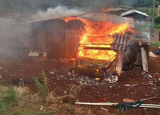 Bombeiros combatem incêndio em residência em Três de Maio