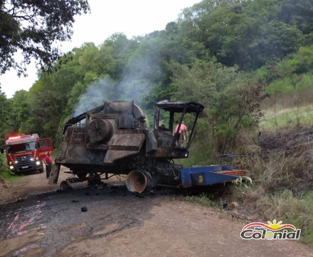 Bombeiros combatem incêndio em maquinário agrícola no interior de Boa Vista do Buricá