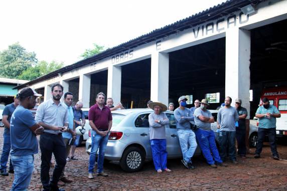 Prefeito e vice visitam parque de máquinas