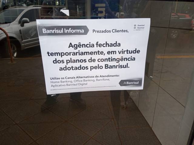 Clientes do Banrisul de Três de Maio são surpreendidos com agência fechada