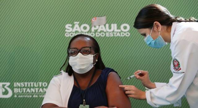 Saiba quem é a primeira vacinada contra a Covid-19 no Brasil