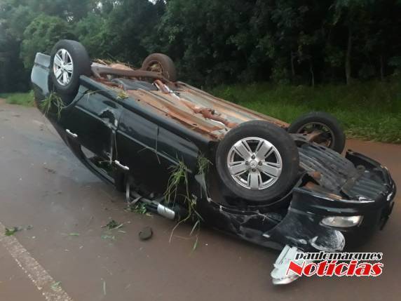 Carro capota na Perimetral de acesso a Três de Maio