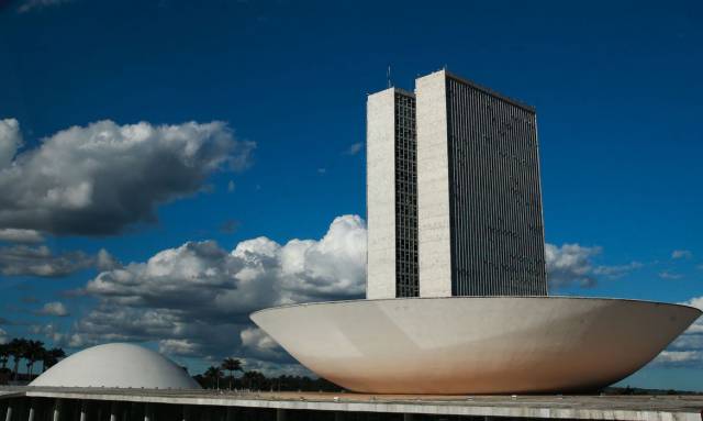 Congresso volta ao trabalho com pautas urgentes na mesa