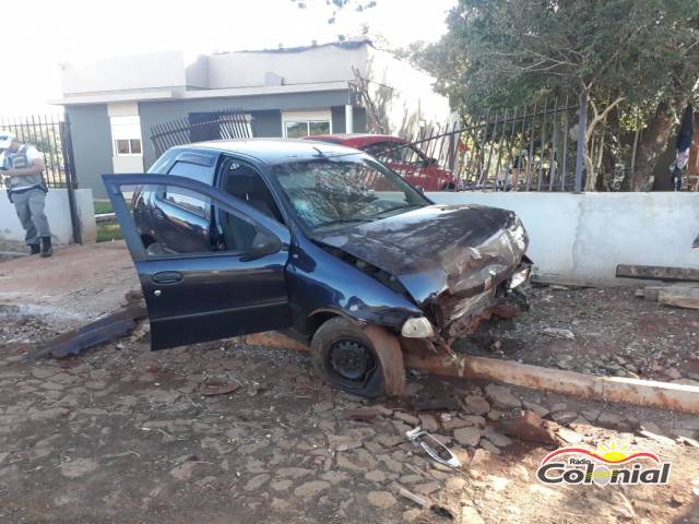 Motorista perde o controle de veículo que atinge o muro de uma casa, em Três de Maio