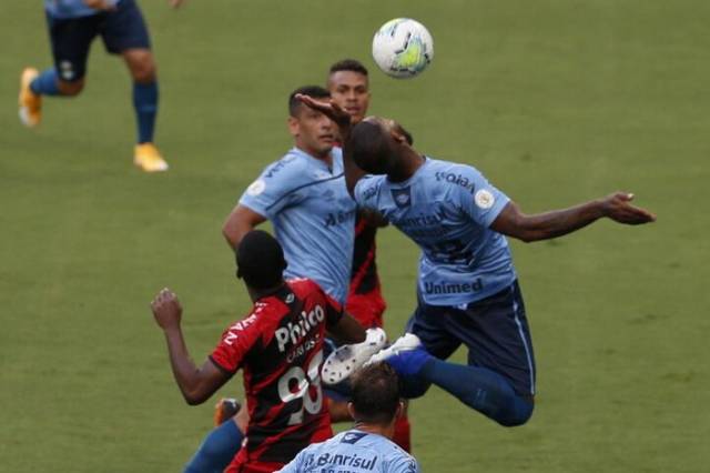 Grêmio vence Athletico-PR e garante vaga na fase preliminar da Libertadores