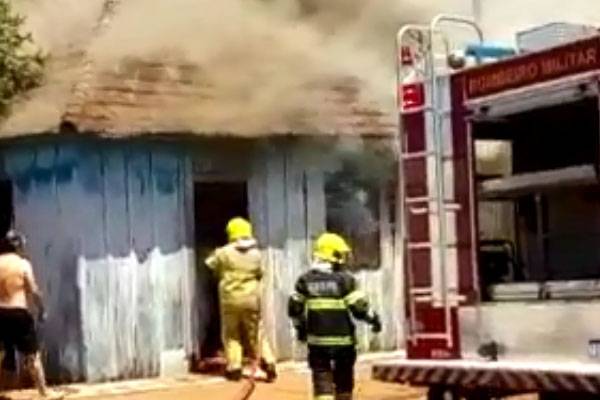VÍDEO; bombeiros combatem incêndio em residência em Três de Maio