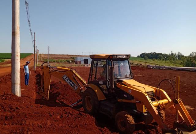 Prefeitura de Três de Maio consegue liberar retroescavadeira que havia sido apreendida