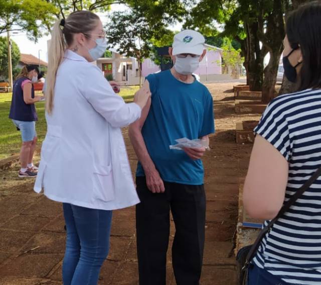 Três de Maio vacina idosos com 81 anos ou mais contra a Covid-19