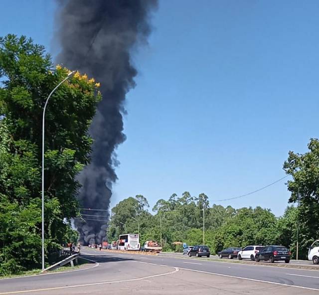Vídeo mostra momento em que caminhão de combustível explode em ponte na BR-386, em Estrela