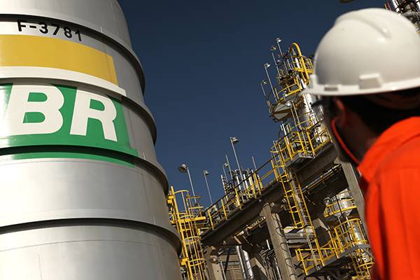 Petrobras anuncia redução do preço da gasolina nas refinarias