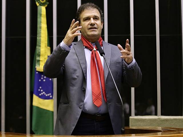 Na Colonial, deputado Pompeo chama governador Eduardo Leite de mentiroso