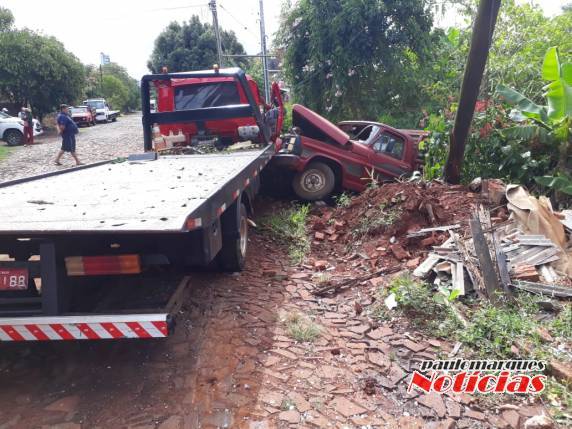 Caminhão desgovernado atinge caminhonete e poste de energia no bairro Oriental