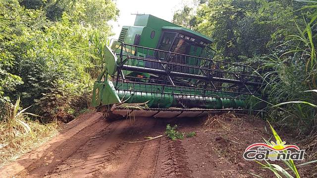 Ponte desaba com colheitadeira no interior de Independência