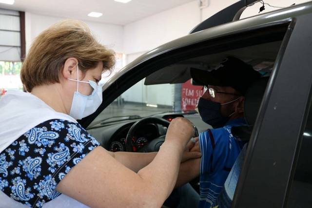 Três de Maio vacina 315 idosos a partir de 62 anos