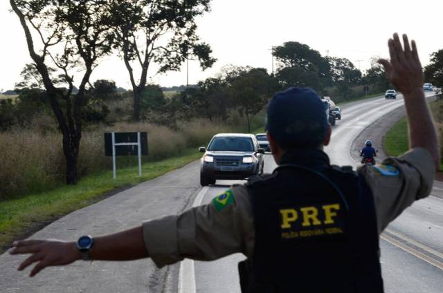 Farol passa a ser exigido durante o dia em rodovias de pista simples