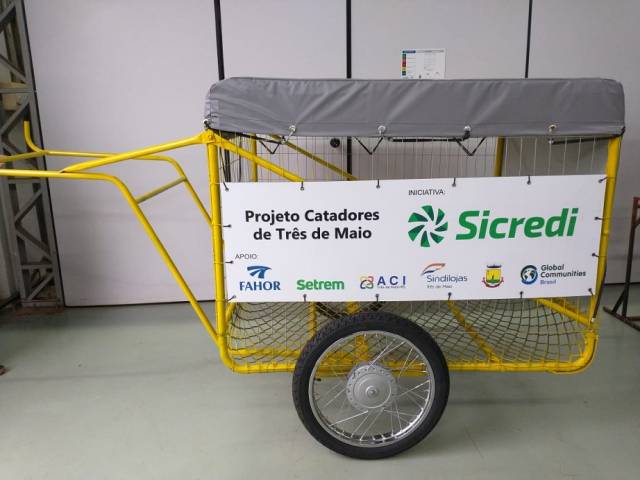 Catadores de recicláveis ganham carrinhos para qualificar atividade