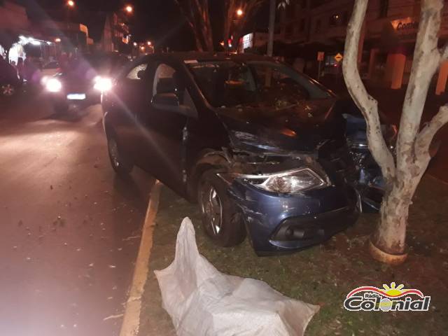 Motorista colide carro em veículo estacionado e bate contra árvore no Centro de Três de Maio