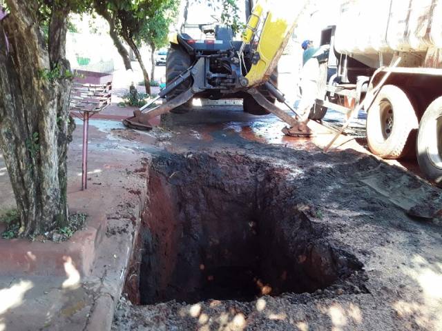 Conserto de vazamento deixa moradores do Jardim das Acácias sem água
