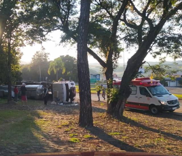 Caminhão com carga de leite tomba no trevo de acesso a Boa Vista do Buricá