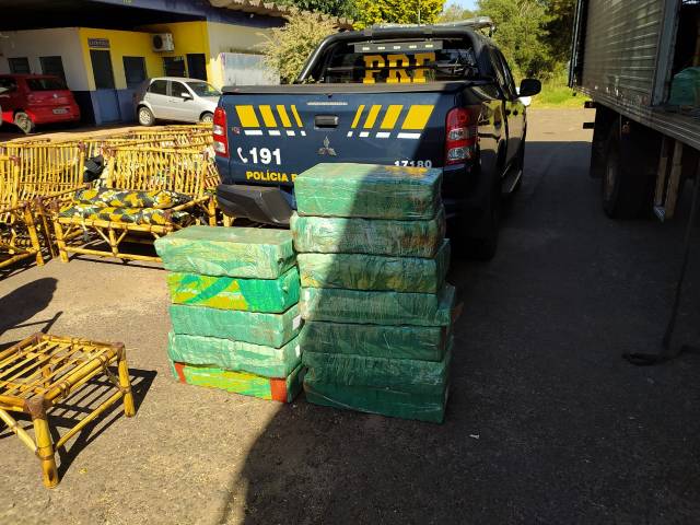 Droga escondida no meio de móveis: PRF prende traficante com quase meia tonelada de maconha em Cruz Alta