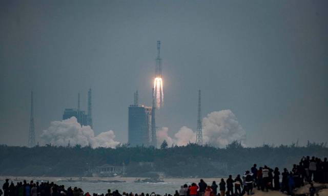 Parte de 20 toneladas de foguete chinês cairá na Terra até amanhã