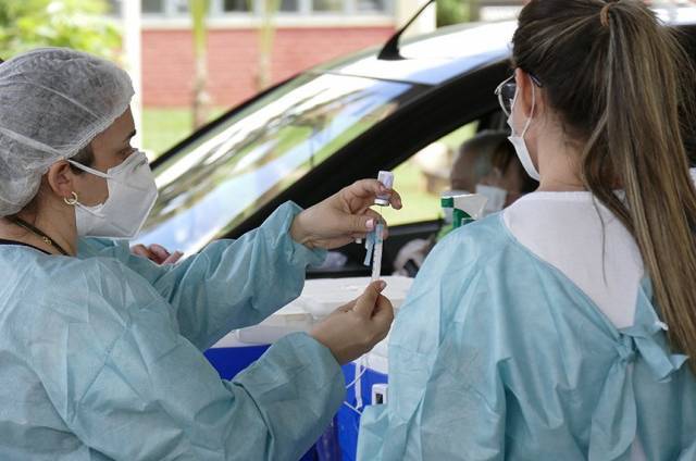 Idosos a partir de 68 anos recebem a segunda dose da CoronaVac nesta quinta-feira