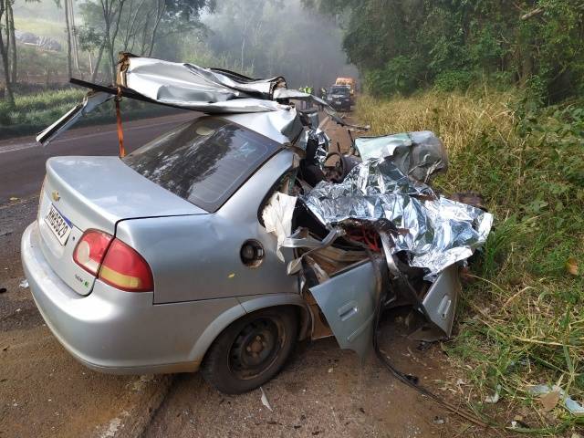 Quatro pessoas morrem em acidente com carro e caminhão em SC