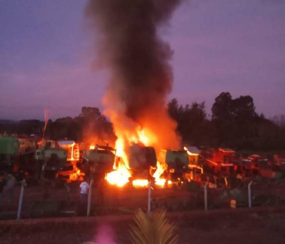Bombeiros combatem incêndio no pátio de empresa em Três de Maio