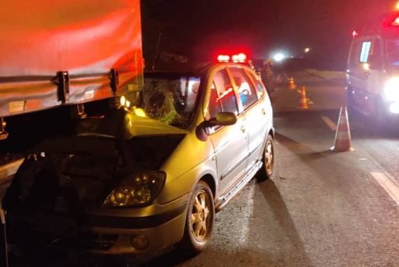 Condutor colide contra carreta estacionada em Horizontina